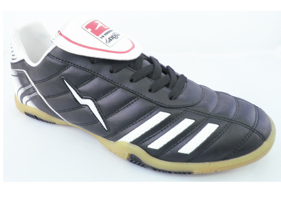 Διαφορετικά συνήθειας παπούτσια ποδοσφαίρου τύρφης αγοραστών προσφερθε'ντα ετικέτα εσωτερικά υπαίθρια
